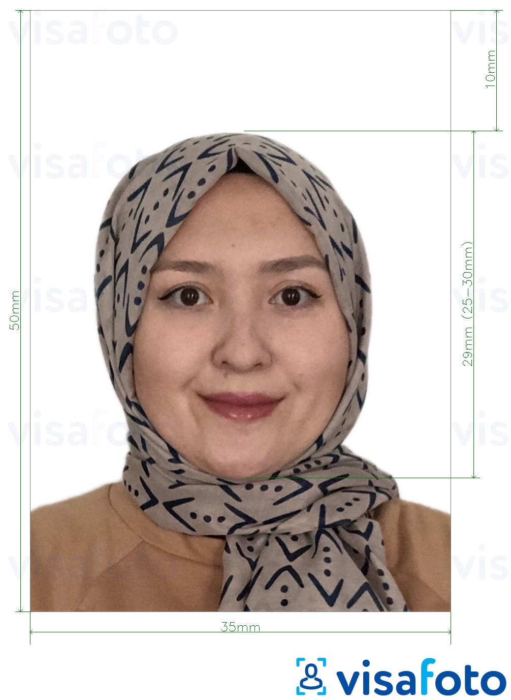 نمونه ی یک عکس برای پاسپورت مالزی پس زمینه سفید 35x50 میلیمتر با مشخصات دقیق